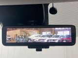 【インテリジェント ルームミラー】車両後方のカメラ映像をミラー面に映し出すので、車内の状況や、天候などに影響されずいつでもクリアな後方視界が得られます!