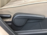 シートハイトアジャスターが付いているので運転姿勢を調整するのに便利ですね。身長に合ったシートポジションは安全運転や疲労軽減にもつながります。