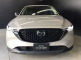 マツダ魂動デザインを採用。フロントフェイス廻りにメッキの「シグネチャーウイング」を備え、躍動感を表現しています。