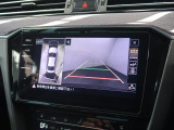 ギアをリバースに入れると車両後方の映像を映し出します。画面にはガイドラインが表示され、車庫入れや縦列駐車などの際に安全確認をサポートします。