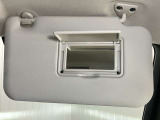 【運転席サンバイザー】鏡が付いているのでメイク直しなどにも便利★