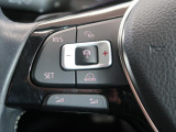◆クルーズコントロールにレーダーセンサーを組み合わせ、先行車を測定し設定されたスピードを上限に自動で加減速を行います。一定の車間距離を維持することで、長距離走行でのドライバーの疲労を低減させます。