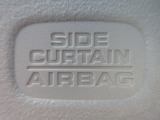 サイドカーテンエアバックシステムは、側面衝突時に大人から子供までさまざまな体格の乗員の頭部や頚部を広範囲で保護。特にセンターピラーへの頭部衝突を防ぐ展開性能を実現しています。