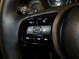 【ステアリングリモコン】ステアリングにオーディオ調節可能なスイッチが装備されていますので運転中でも視線をそらさずにオーディオの調節が可能です!