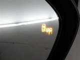 【BSM(ブラインドスポットモニター)】・・・隣の車線を走る車両をレーダーで感知。車両を感知するとドアミラーに搭載されたLEDインジケーターが点灯。
