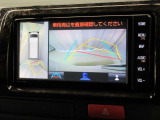 パノラミックビューモニター付きです。車両を上から見たような映像をナビゲーション画面に表示。運転席からの目視だけでは見にくい、車両周辺の状況をリアルタイムでしっかり確認できます。