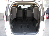●3列目シートを左右に跳ね上げして、2列目シートを前方にスライドすると、こんなに広い荷室が出来ますよ!背の高い荷物も積めます。ショッピングやレジャーに何かできそうな雰囲気のラゲッジスペースです!