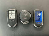 スマートキーです!ドアの施錠・解錠・エンジンの始動がスムーズで大変便利です!遠隔操作でエンジン始動が可能なリモコンエンジンスターターも付いております!