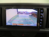 車両後方の映像を映すバックモニター。進路を確認しながら安全に車庫入れできます。
