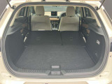 後席を全て倒して、荷物専用のスペースにした状態です。これなら長いものも積めますし、ご旅行や趣味に活用できますね。