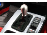 扱いやすい位置に配置されたフロアマニュアルトランスミッションです☆車を自在に操る感覚はマニュアルならではのもの。こだわりのマニュアルで気持ちのいい走りが楽しめますよ♪