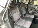 後部座席も足元広々とお座り頂けます。クッション性もあります。