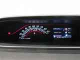 とっても見やすいメーターです。夜間時はラグジュアリーな気分にさせてくれる照明が魅力ですので、夜のドライブも楽しみになりますよ♪