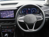 Volkswagen全車共通の上質な本革を使用した手触りのしっとりとしたステアリングです。唯一素肌が触れるハンドルは上位モデルと同じ握り心地になっております。
