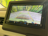 【バックカメラ】駐車時に後方がリアルタイム映像で確認できます。大型商業施設や立体駐車場での駐車時や、夜間のバック時に大活躍!運転スキルに関わらず、今や必須となった装備のひとつです!