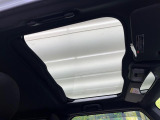 【ガラスルーフ】ガラスルーフ搭載で車内の解放感が一気にアップ!開放的なドライブをお楽しみいただけます。