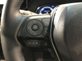 ステアリングスイッチ付きで、運転中に視線を前に向けたまま操作できます。