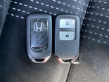 ☆スマートキー☆ドアの開錠・施錠はもちろんですが、エンジンをかけるときも鍵を取り出さなくて大丈夫ですよ♪両手に荷物をお持ちの時でも、大変便利で使い易い装備です☆