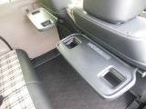 両席カップホルダー付きシートバックテーブルです。飲み物やちょっとした小物を置くのに大変便利で使い勝手が良いです。