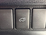 【パワーバックドア】スマートキーや運転席のボタンを押すだけでリアゲートが自動で開閉します!荷物を持っている時や、高い位置にあるバックドアを閉める際に便利な機能です♪