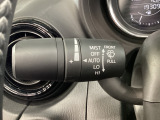 レバーをAUTOの位置にしているとき、レインセンサーが雨を感知すると、雨量に応じてワイパーが自動で作動してくれるオートワイパーを装備!設定変更で非作動にすると、間欠作動に固定されます。