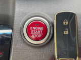 【Hondaスマートキー】カバンやポケットに入れたままでもドアの施錠・解錠が可能なスマートキーを装備。エンジンのオン・オフ時もカギを取り出す必要が無いからとっても便利です♪