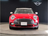 MINIのフロントグリルのデザインはイギリスで生まれた当初から、シルバーのサイドバーが折り重なった伝統的なデザインで御座います。その伝統はBMWのお車になってからでも少しずつ形を変えて守られております