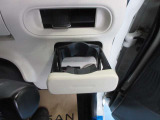 運転席の近くにドリンクホルダーがあるのでとても便利です。