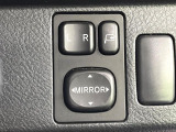 【電動格納ミラー】サイドミラーは電動格納式となっており、狭い駐車場でもキズがつくリスクを抑えられます。