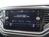 AppleCarPlay、Android Autoに対応。App-Connectを利用して、対応するアプリケーションを車載器の画面上で閲覧したり、音声で操作することが可能です。