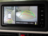 パノラミックビューモニター付きです。車両を上から見たような映像をナビゲーション画面に表示。運転席からの目視だけでは見にくい、車両周辺の状況をリアルタイムでしっかり確認できます。