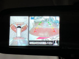 【全周囲モニター】 上から見下ろしたような映像が、運転の不安を軽くします。