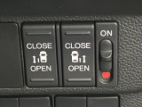 【両側パワースライドドア】スマートキーや運転席のスイッチで後席両側スライドドアの開閉が可能♪電動だから力を入れてドアを開ける必要が無く、小さなお子様でも簡単に開け閉めでき快適です♪