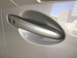 スマートキーを所持している状態でロックボタンを押すと、車両すべてのドアの解錠や施錠を行うことが出来ます。