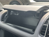 助手席の前にはグローブBOX、その上部はインストアッパーBOX、と収納スペースも充実しています