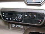 フルオートエアコンが装備されています!お好みの温度設定をするだけでエアコンの風量やモードの切り替えを自動でコントロールしてくれます!ユーザーの操作が少なく燃費走行にもつながります!