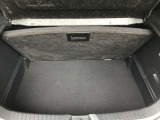 ラゲージルーム!後ろのシートは片方ずつ倒せます。乗る人や積む荷物に応じてアレンジが可能ですので多彩に使えてとても便利です。