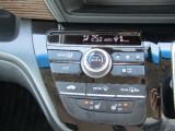 エアコンはオートエアコンでお好みの温度調整が出来、オールシーズン快適にドライブできます!リア席はプライバシーガラスで夏も涼しく過ごせます!運転席と助手席にシートヒーターも付いてます。