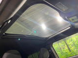 【ガラスルーフ】ガラスルーフ搭載で車内の解放感が一気にアップ!開放的なドライブをお楽しみいただけます。
