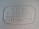サイドカーテンエアバックシステムは、側面衝突時に大人から子供までさまざまな体格の乗員の頭部や頚部を広範囲で保護。特にセンターピラーへの頭部衝突を防ぐ展開性能を実現しています。