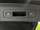 【パワーバックドア】スマートキーや運転席のボタンを押すだけでリアゲートが自動で開閉します!荷物を持っている時や、高い位置にあるバックドアを閉める際に便利な機能です♪