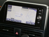 【純正ナビ】純正ナビを装備。タッチパネル式で使いやすく、詳細地図により目的地をピンポイントで設定できます。初めての道でも迷いにくく、ロングドライブも快適ですよ♪