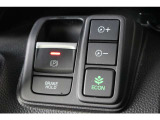 電子制御パーキングブレーキ。ブレーキホールドをONにすれば、ブレーキペダルから足を離しても、停車状態が続きます。アクセルを踏めばブレーキが自動で解除され、発進が可能。信号待ちの間などに便利な機能です。
