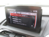 こちらのお車には先進安全装備が多数搭載されています。衝突被害を回避あるいは軽減するためのブレーキや、後方死角からの接近警報、車線逸脱を防止する警報装置など、詳しくはスタッフまでお尋ねください。