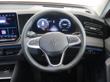 Volkswagen全車共通の上質な本革を使用した手触りのしっとりとしたステアリングです。唯一素肌が触れるハンドルは上位モデルと同じ握り心地になっております。