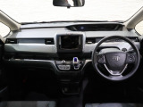 操作性に優れた運転席となります!小物入れや各ボタンの配置にこだわり、使いやすいです!座り心地もよく視認性も良好なのでロングドライブもお任せ下さい!