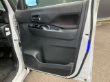 乗り降りで多く使用する運転席ドアですが、目立った傷や汚れもなく綺麗です!