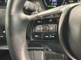 ステアリングにオーディオ操作スイッチが付いています。オーディオ画面に直接タッチしなくても操作が出来ますので、運転に集中できます。