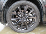 純正の20インチアルミホイールです。大きさ、デザインとも大迫力です。