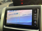 【バックカメラ】駐車時に後方がリアルタイム映像で確認できます。大型商業施設や立体駐車場での駐車時や、夜間のバック時に大活躍!